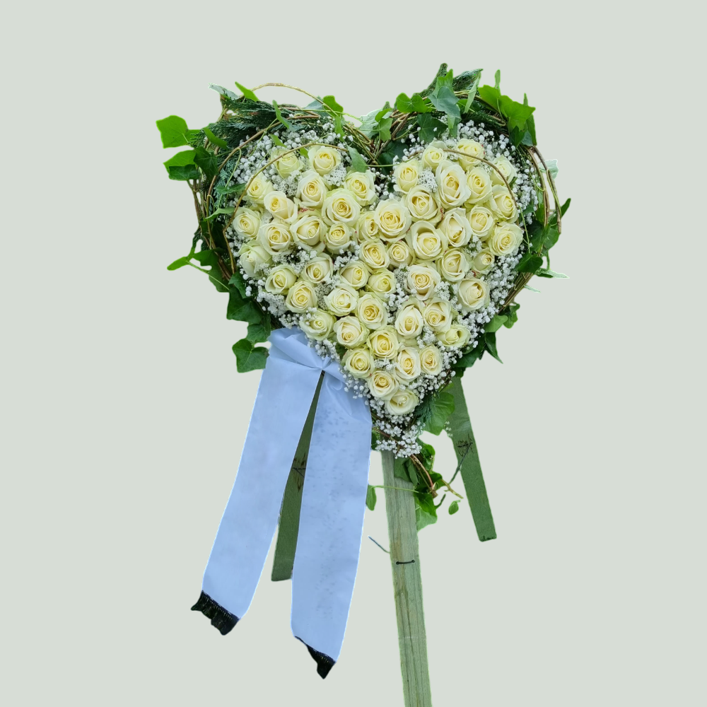 Blumenherz aus weißen Rosen – In stillem Gedenken