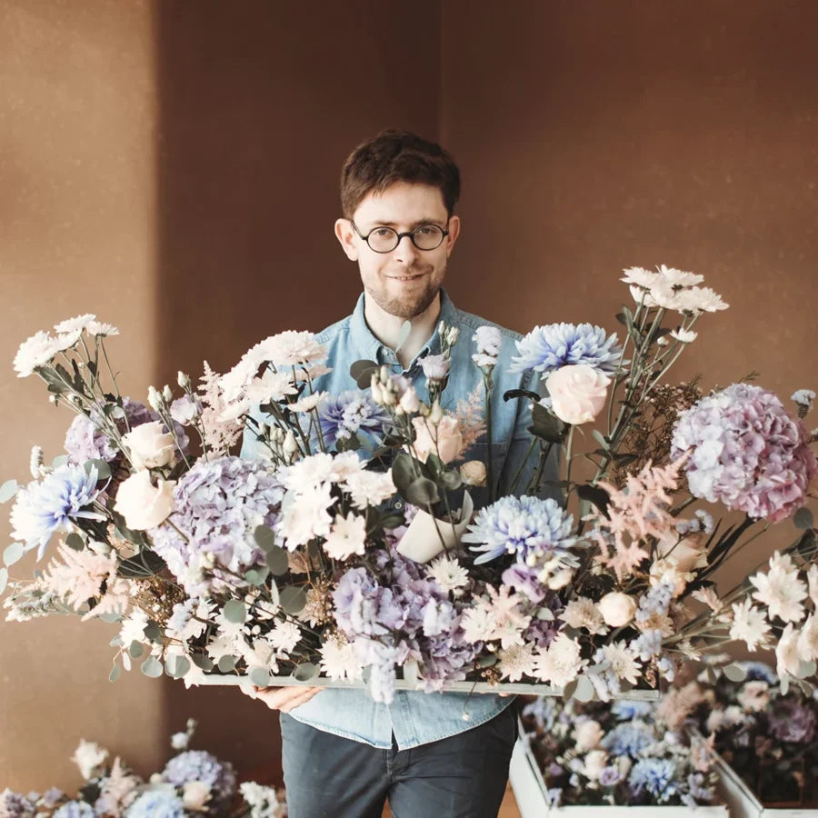 Florist von Blumen und mehr mit einer üppigen floralen Arbeit